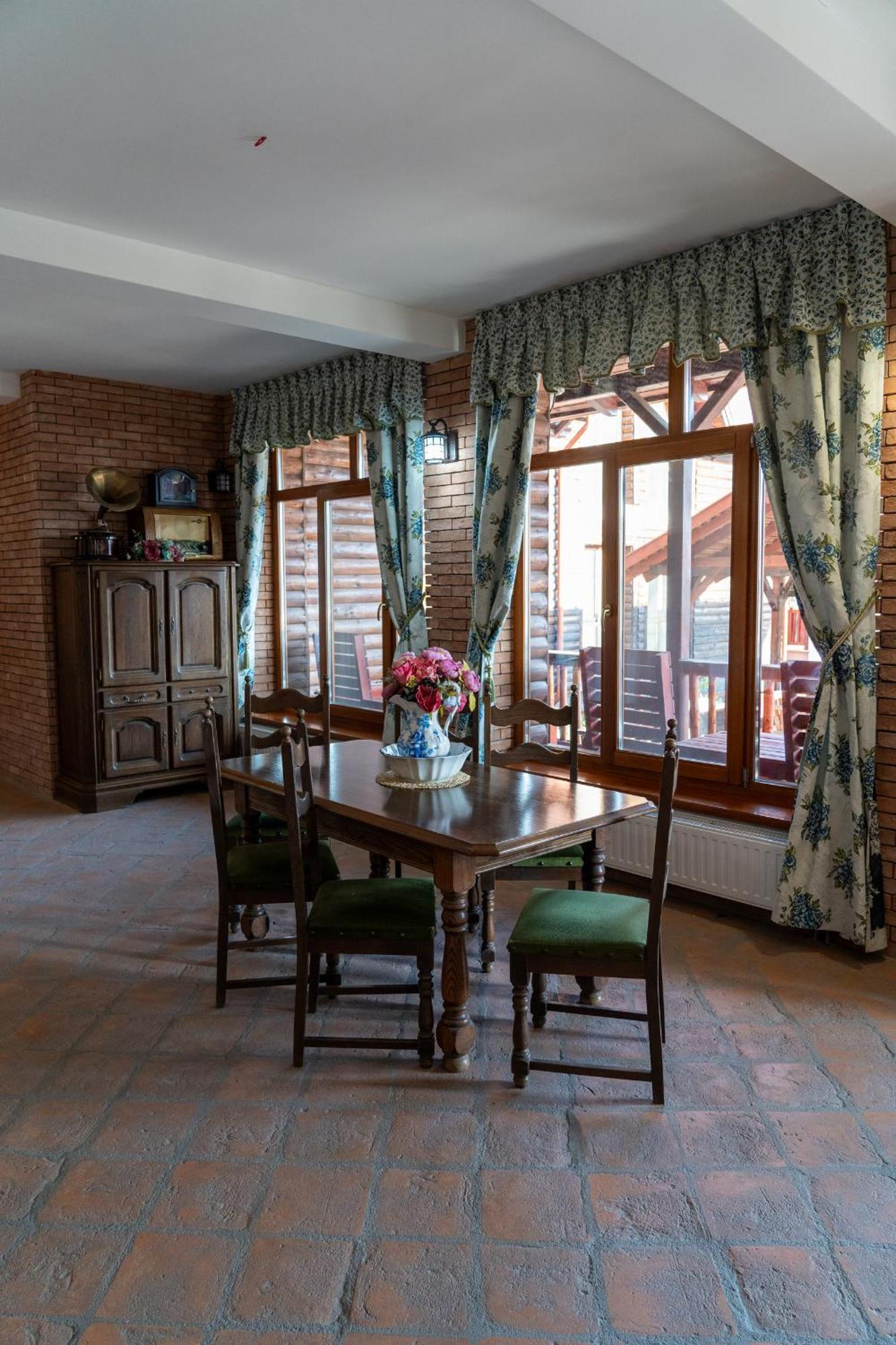 5.Evszak Hotel Sfântu Gheorghe Bagian luar foto