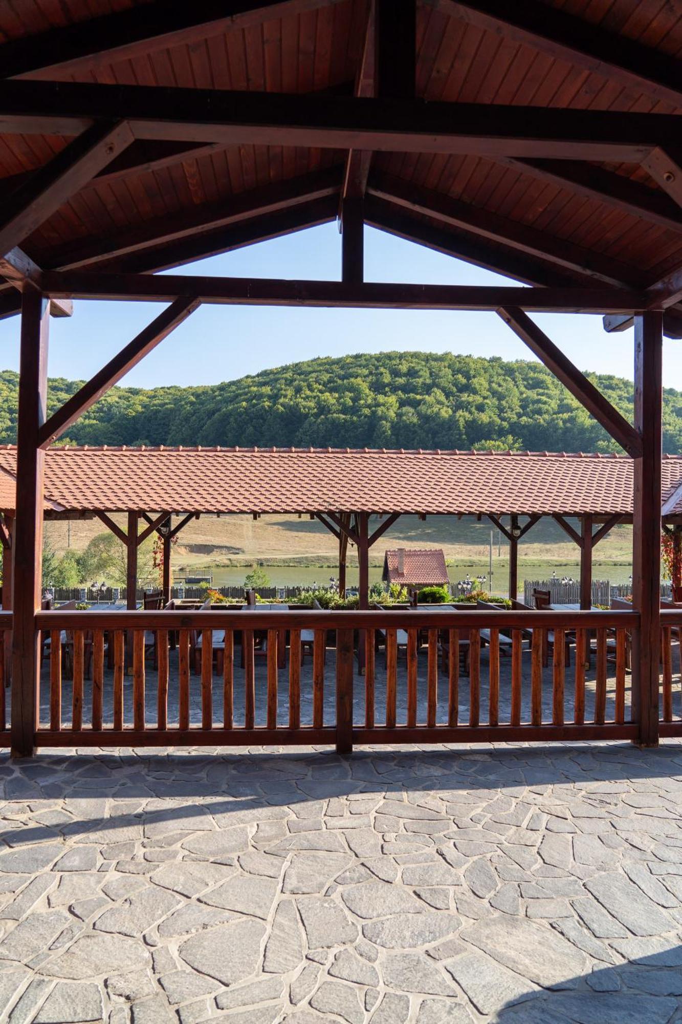 5.Evszak Hotel Sfântu Gheorghe Bagian luar foto