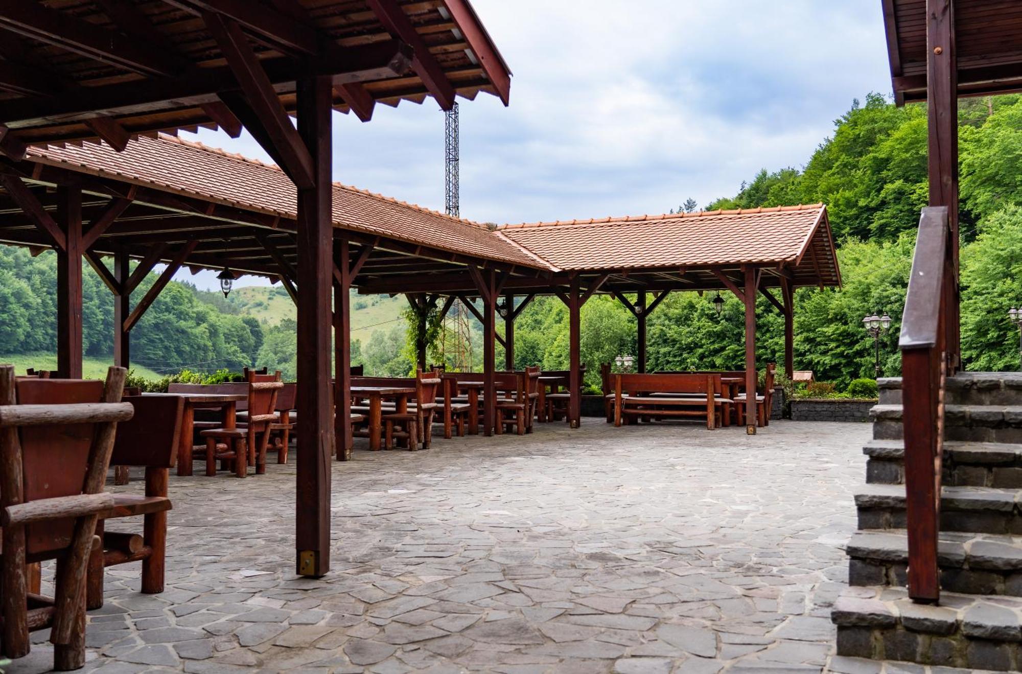 5.Evszak Hotel Sfântu Gheorghe Bagian luar foto