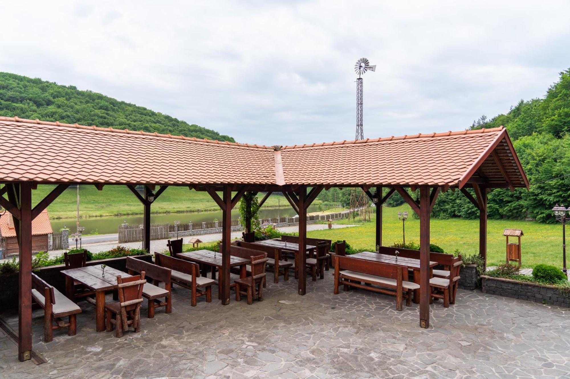5.Evszak Hotel Sfântu Gheorghe Bagian luar foto