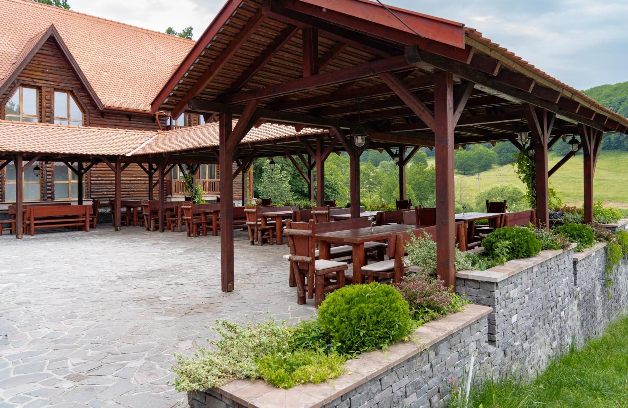 5.Evszak Hotel Sfântu Gheorghe Bagian luar foto